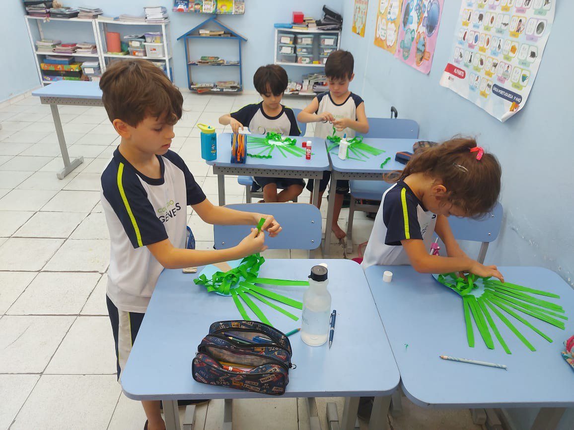 Alunos do Colégio Gênesis realizando atividade em sala de aula