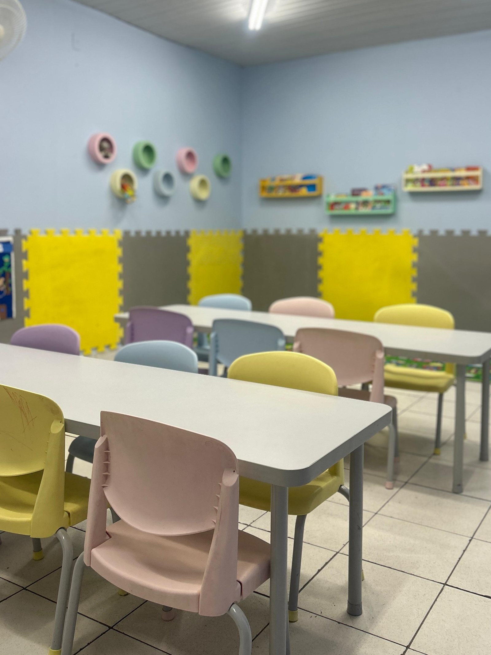 Sala da Educação Infantil do Colégio Gênesis com espaço lúdico e colorido