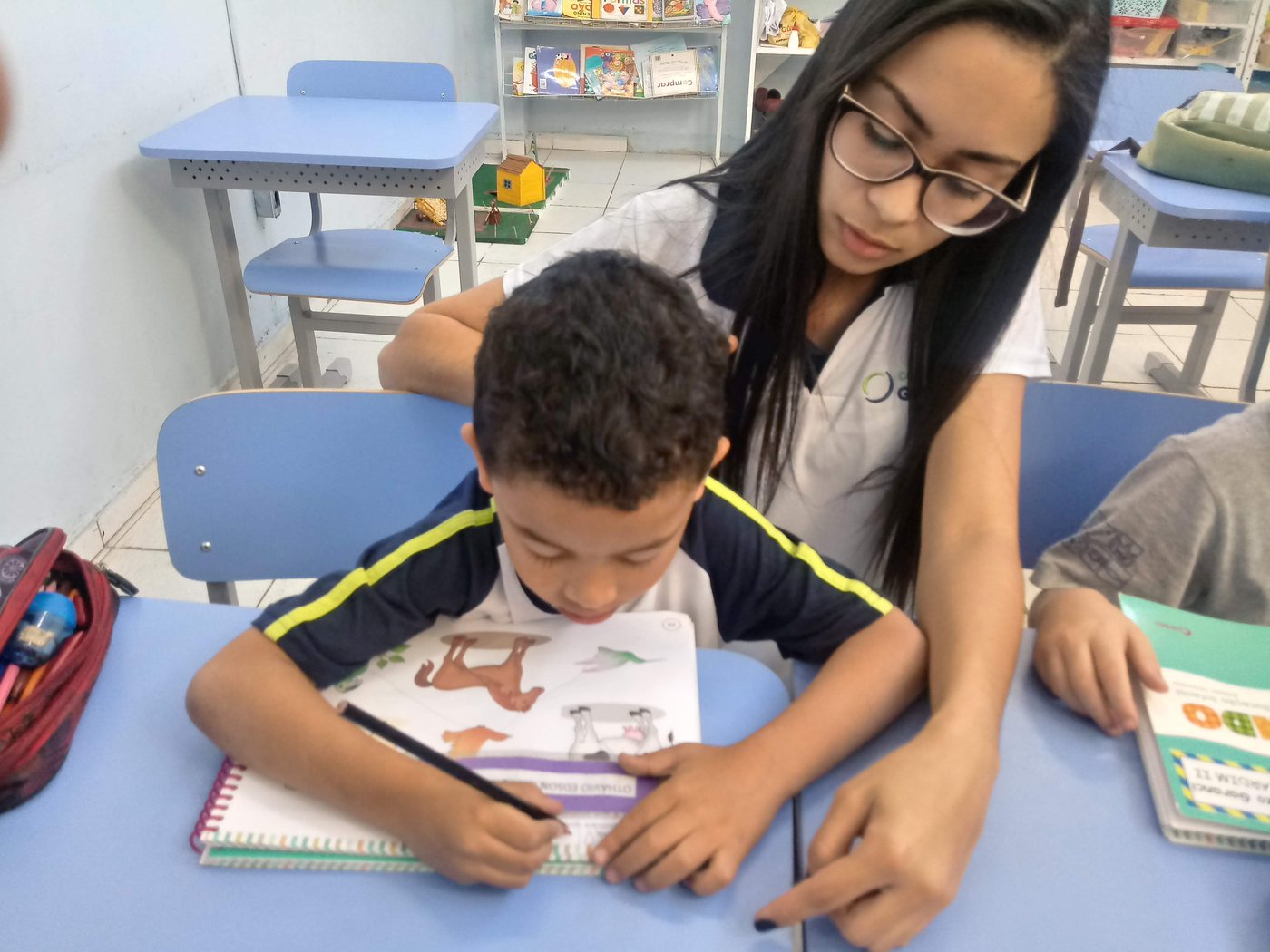 Turma com número reduzido de alunos em sala de aula do Colégio Gênesis