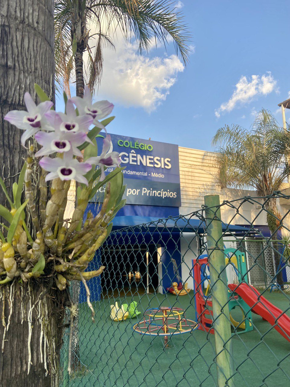 Fachada e área externa do Colégio Gênesis de Amparo
