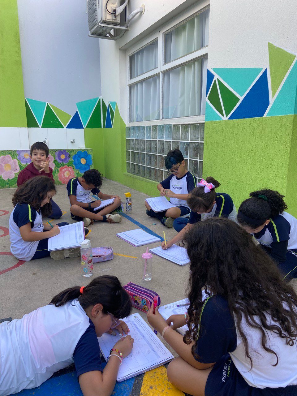 Alunos do Colégio Gênesis estudando em grupo na sala de aula