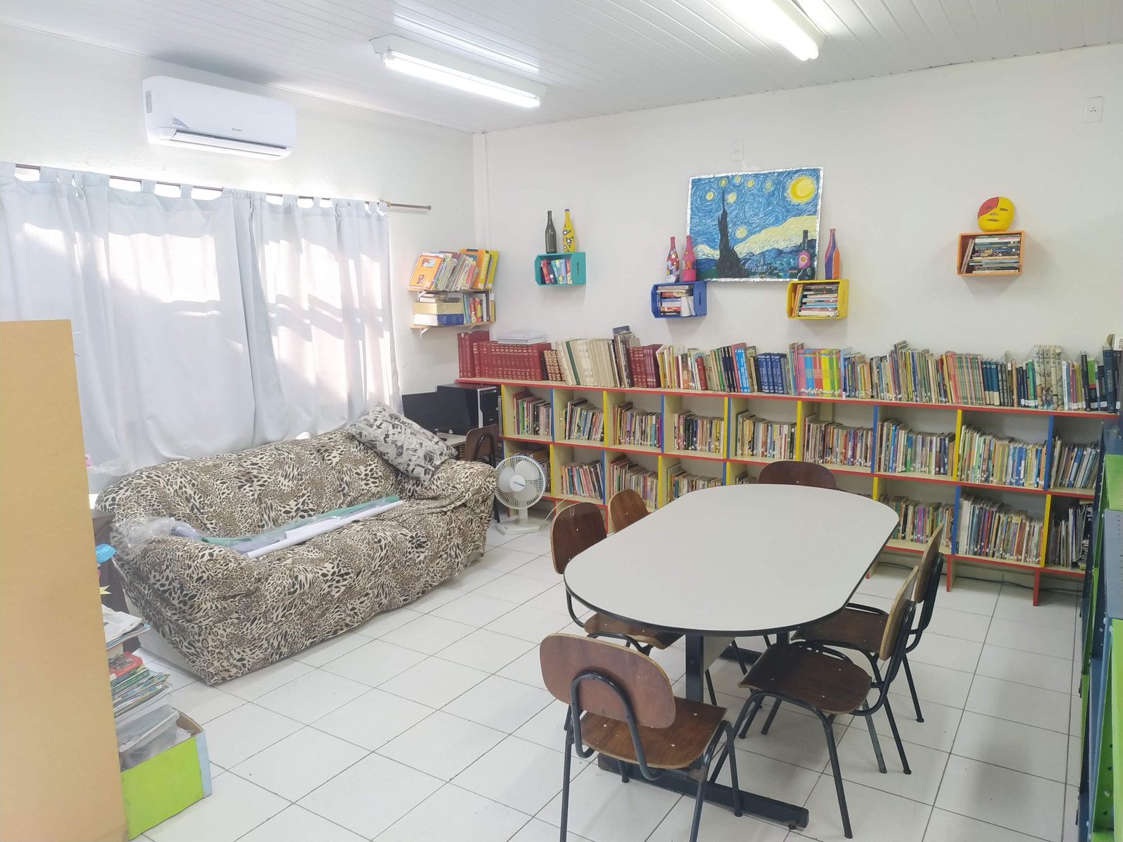 Biblioteca do Colégio Gênesis com acervo de livros