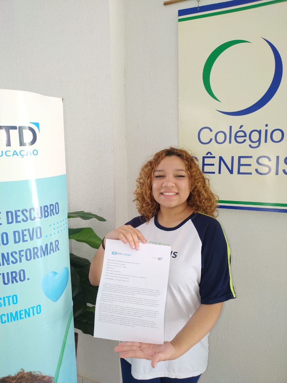 Aluna Sophia recebendo premiação de concurso de redação
