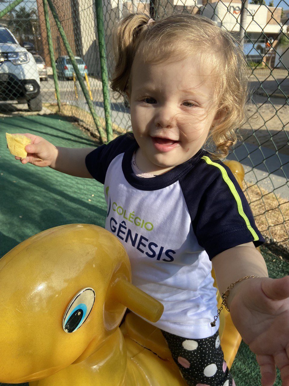 Aluna da Educação Infantil brincando no playground do Colégio Gênesis